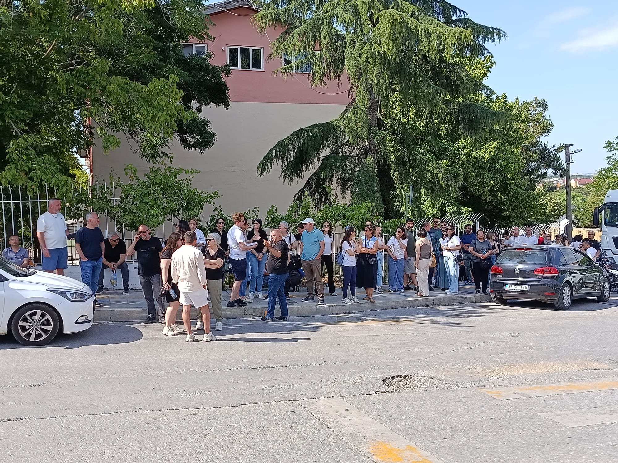 Ölçme, Seçme ve Yerleştirme Merkezi (ÖSYM) tarafından düzenlenen Yükseköğretim Kurumları Sınavı'nın (YKS) ikinci oturumu olan Alan Yeterlilik Testleri (AYT), tüm Türkiye'de olduğu gibi Edirne’de de saat 10.15 itibarıyla başladı.